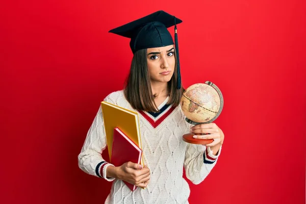 Chica Morena Joven Graduó Geografía Expresión Despistada Confusa Concepto Duda —  Fotos de Stock