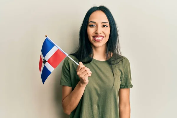Fiatal Spanyol Lány Kezében Dominikai Köztársaság Zászló Néz Pozitív Boldog — Stock Fotó