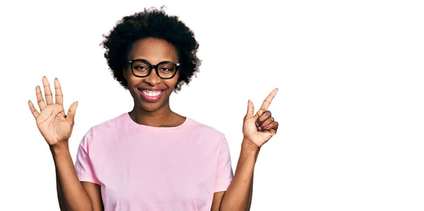 Femme Afro Américaine Avec Des Cheveux Afro Portant Des Vêtements — Photo