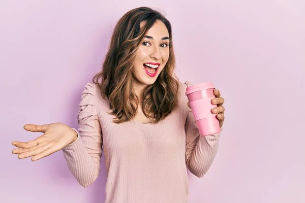 Menina Hispânica Jovem Segurando Café Celebrando Realização Com Sorriso Feliz — Fotografia de Stock