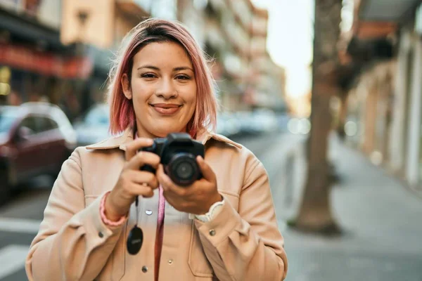 Menina Hispânica Jovem Sorrindo Feliz Usando Câmera Reflexa Cidade — Fotografia de Stock