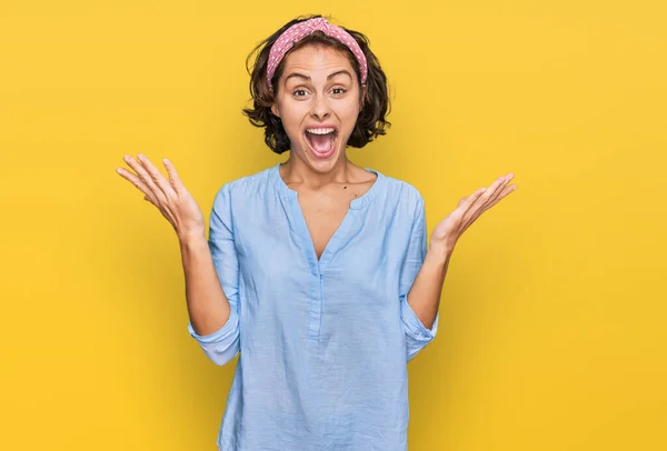 Jeune Femme Hispanique Portant Des Vêtements Décontractés Célébrant Victoire Avec — Photo