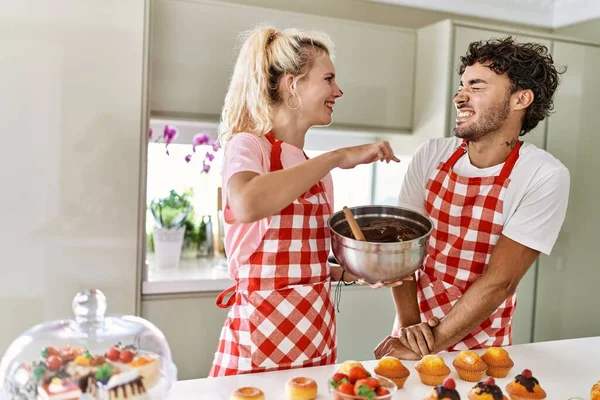 Pareja Joven Sonriendo Feliz Cocinando Dulces Cocina — Foto de Stock