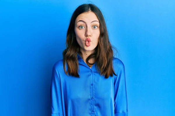 Mujer Morena Joven Con Camisa Azul Casual Haciendo Cara Pez —  Fotos de Stock