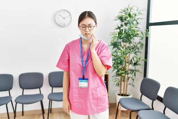 Joven Enfermera Asiática Sala Espera Médica Tocando Boca Con Mano —  Fotos de Stock