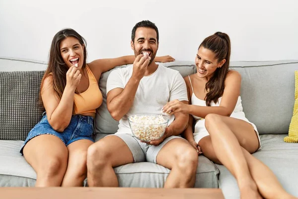 Τρεις Ισπανοί Φίλοι Βλέπουν Ταινία Καθισμένοι Στον Καναπέ Στο Σπίτι — Φωτογραφία Αρχείου