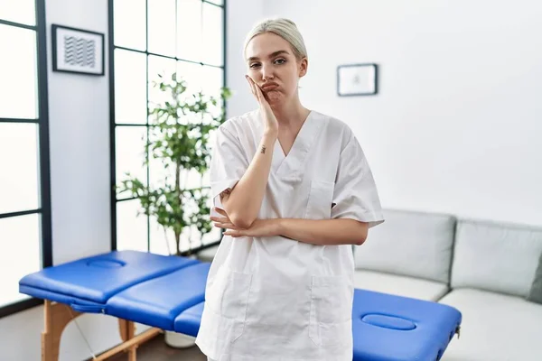 Junge Kaukasische Physiotherapeutin Die Hause Arbeitet Sieht Müde Und Gelangweilt — Stockfoto