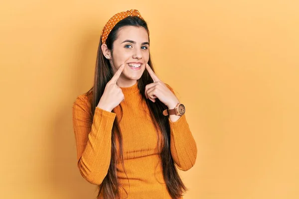 Junge Brünette Teenager Tragen Legeren Gelben Pullover Lächeln Mit Offenem — Stockfoto