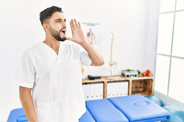 Homem Bonito Jovem Com Barba Trabalhando Clínica Recuperação Dor Gritando — Fotografia de Stock