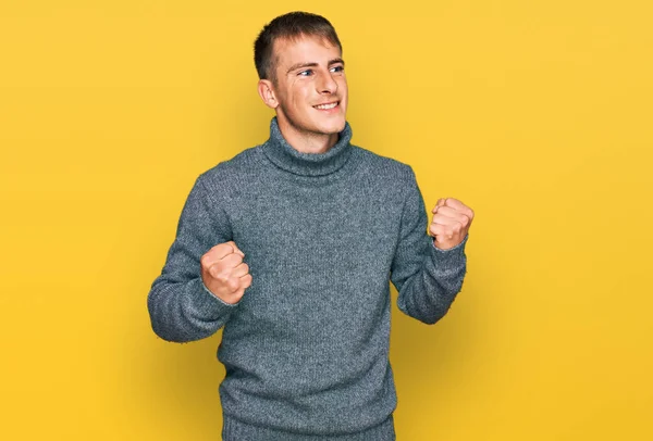 Jovem Loiro Vestindo Roupas Casuais Animado Para Sucesso Com Braços — Fotografia de Stock