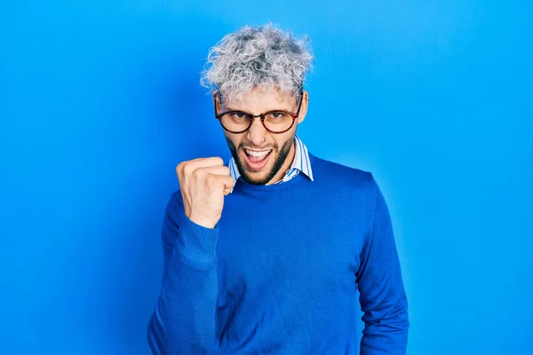 Joven Hombre Hispano Con Pelo Teñido Moderno Usando Suéter Gafas —  Fotos de Stock