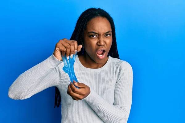 Afro Americana Com Cabelo Trançado Segurando Lodo Rosto Choque Olhando — Fotografia de Stock