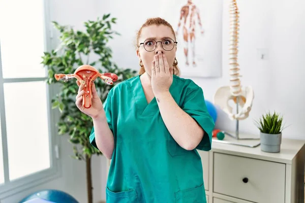Jonge Roodharige Arts Vrouw Met Anatomisch Model Van Vrouwelijk Genitaal — Stockfoto