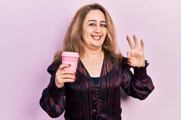 Kaukasische Frau Mittleren Alters Trinkt Einen Kaffee Zum Mitnehmen Und — Stockfoto