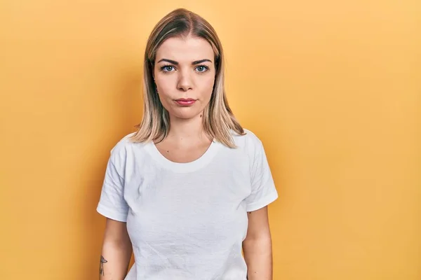 Mooie Blanke Vrouw Draagt Casual Wit Shirt Depressief Zorgen Voor — Stockfoto