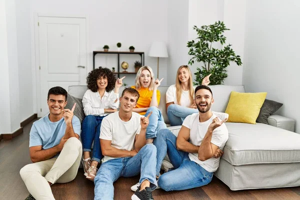 Gruppe Von Menschen Die Hause Auf Sofa Und Boden Sitzen — Stockfoto