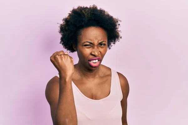 Ung Afrikansk Amerikansk Kvinna Bär Casual Ärmlös Skjorta Arg Och — Stockfoto