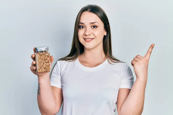 Menina Hispânica Jovem Segurando Tigela Lentilhas Sorrindo Feliz Apontando Com — Fotografia de Stock