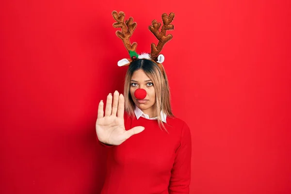 Krásná Hispánka Jelením Vánočním Klobouku Červeném Nose Přestala Zpívat Dlaní — Stock fotografie