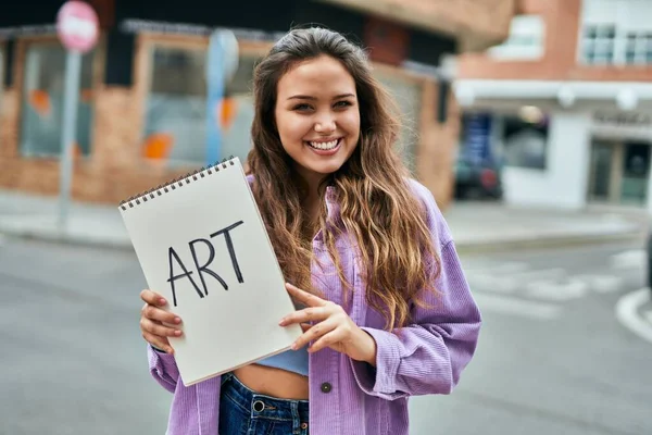 Młoda Latynoska Studentka Sztuki Uśmiechnięta Szczęśliwa Trzymając Notatnik Mieście — Zdjęcie stockowe