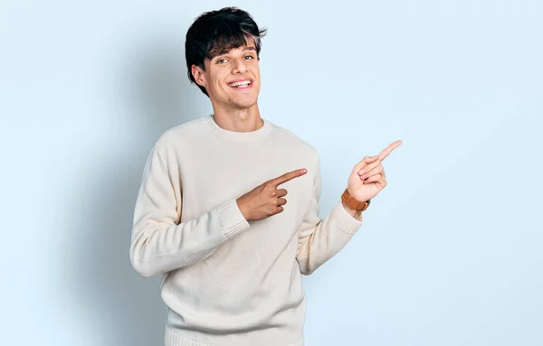 Przystojny Hipsterski Młodzieniec Zimowym Swetrze Uśmiechnięty Patrzący Kamerę Dwiema Rękami — Zdjęcie stockowe