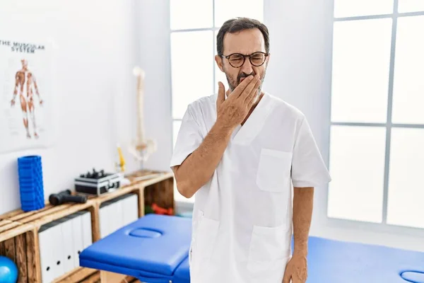 Medelålders Man Med Skägg Arbetar Smärta Återhämtning Klinik Uttråkad Gäspning — Stockfoto