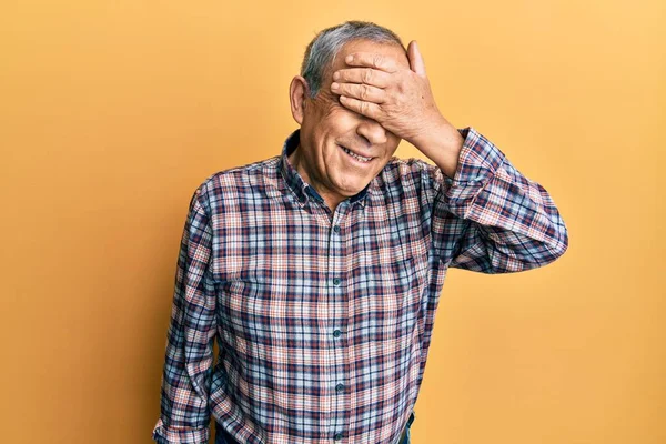 Knappe Oudere Man Met Grijs Haar Casual Shirt Glimlachend Lachend — Stockfoto