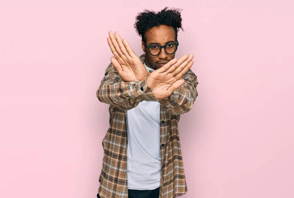 Jonge Afro Amerikaanse Man Met Baard Casual Kleding Bril Afwijzing — Stockfoto