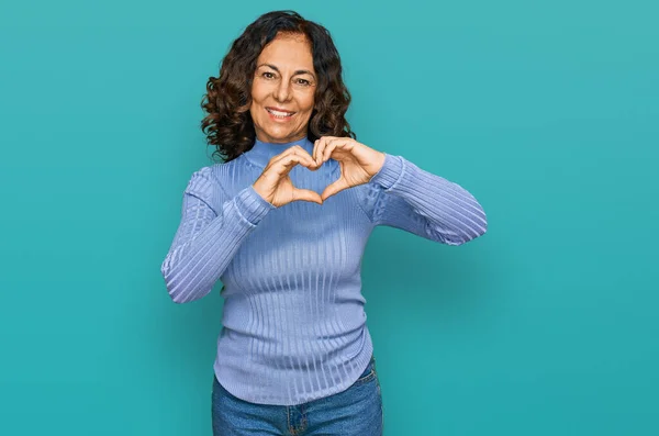 Mujer Hispana Mediana Edad Vistiendo Ropa Casual Sonriendo Amor Mostrando —  Fotos de Stock