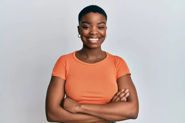 Jeune Femme Afro Américaine Portant Shirt Orange Décontracté Heureux Visage — Photo