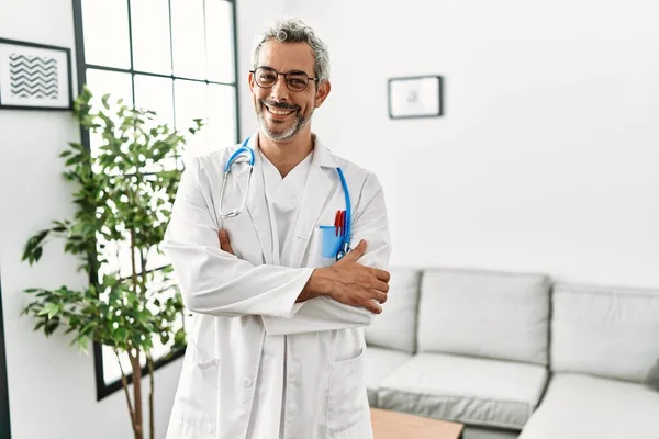 Homem Hispânico Meia Idade Vestindo Uniforme Médico Estetoscópio Sala Espera — Fotografia de Stock