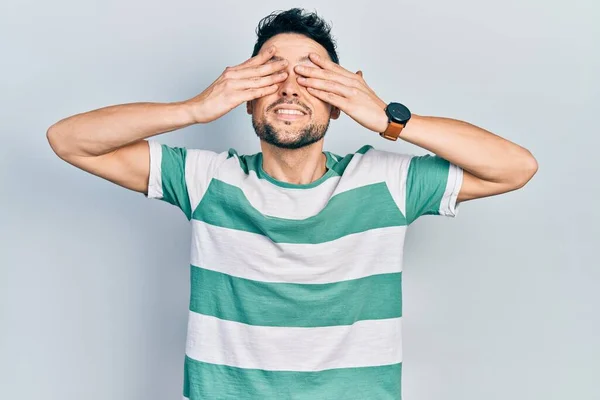 Jeune Homme Hispanique Portant Des Vêtements Décontractés Couvrant Les Yeux — Photo