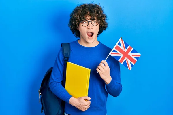Bonito Jovem Estudante Intercâmbio Segurando Bandeira Reino Unido Irritado Louco — Fotografia de Stock