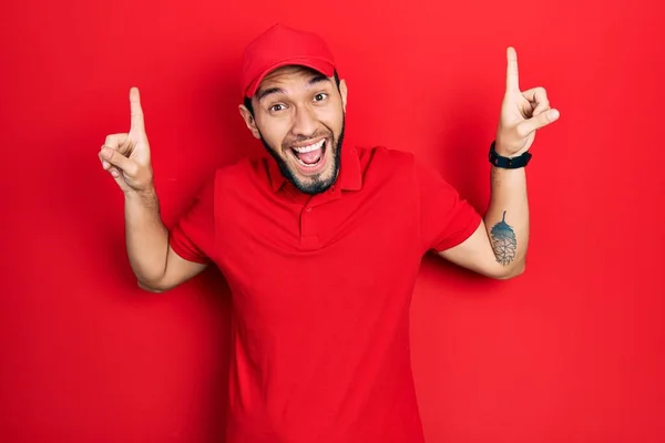 Homem Hispânico Com Barba Vestindo Uniforme Entrega Boné Sorrindo Espantado — Fotografia de Stock