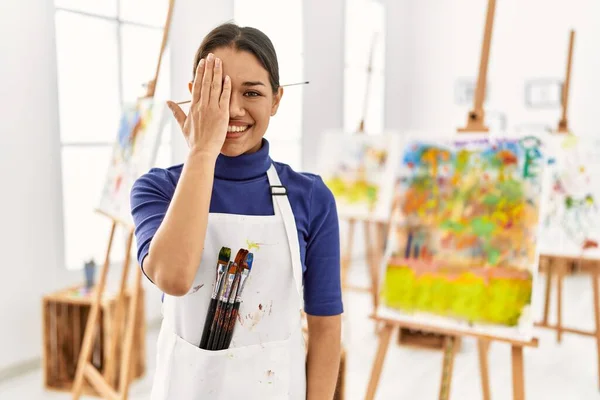 Joven Morena Estudio Arte Cubriendo Ojo Con Mano Sonrisa Confiada — Foto de Stock