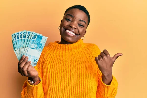 Ung Afrikansk Amerikansk Kvinna Håller 100 Brasilianska Riktiga Sedlar Pekar — Stockfoto