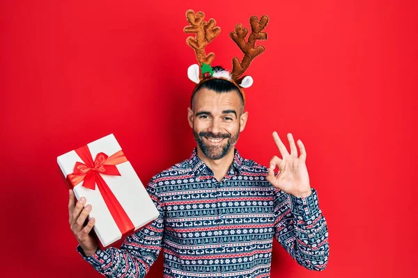 Ung Latinamerikansk Man Bär Rådjur Jul Hatt Innehav Gåva Gör — Stockfoto