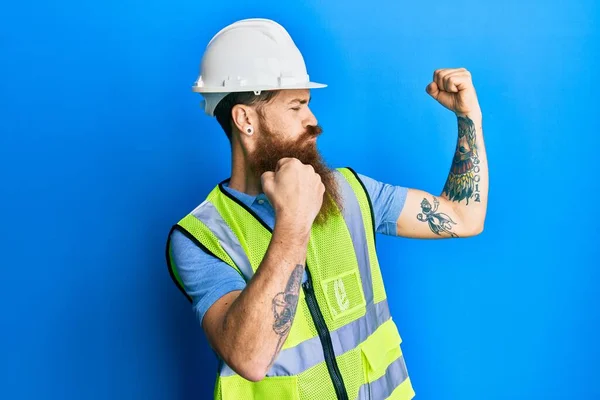 Homem Ruivo Com Barba Longa Usando Capacete Segurança Jaqueta Reflexiva — Fotografia de Stock
