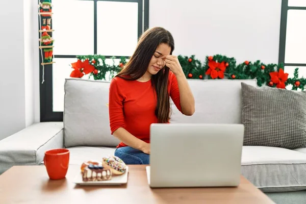 Jovem Morena Usando Laptop Sentado Sofá Natal Cansado Esfregando Nariz — Fotografia de Stock