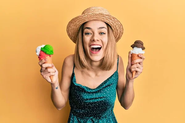若いですCaucasianブロンド女性食べるアイスクリームコーン笑顔と笑いハードアウト大声でので面白いですクレイジー冗談 — ストック写真