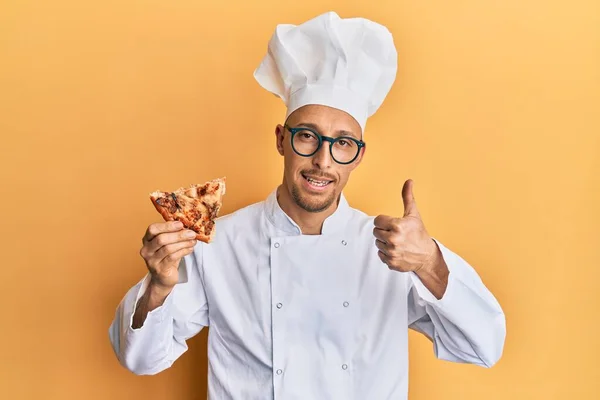 Plešatý Muž Vousy Sobě Profesionální Kuchař Zástěra Drží Italskou Pizzu — Stock fotografie