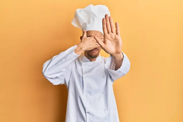 Лисий Чоловік Бородою Носить Професійну Кулінарну Форму Покриваючи Очі Руками — стокове фото