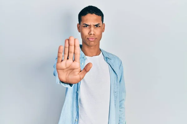 Jovem Afro Americano Vestindo Roupas Casuais Fazendo Parar Cantar Com — Fotografia de Stock