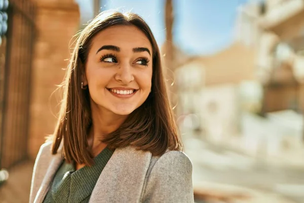 Menina Hispânica Jovem Sorrindo Feliz Cidade — Fotografia de Stock