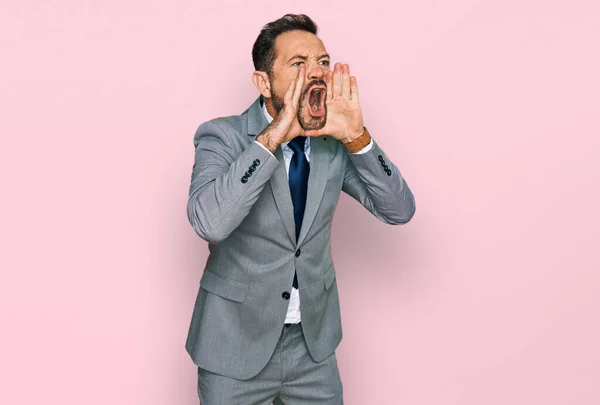 Μεσήλικας Άντρας Που Φοράει Επαγγελματικά Ρούχα Φωνάζοντας Θυμωμένος Δυνατά Χέρια — Φωτογραφία Αρχείου