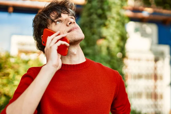 Giovane Uomo Ispanico Sorridente Felice Parlando Sullo Smartphone Città — Foto Stock