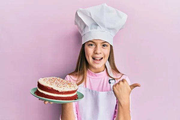 Vacker Brunett Liten Flicka Bär Bagare Uniform Håller Hemmagjord Tårta — Stockfoto