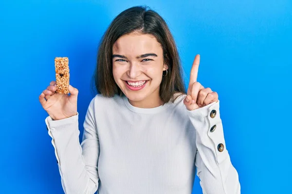Ung Kaukasisk Flicka Äter Protein Bar Som Hälsosam Energi Mellanmål — Stockfoto