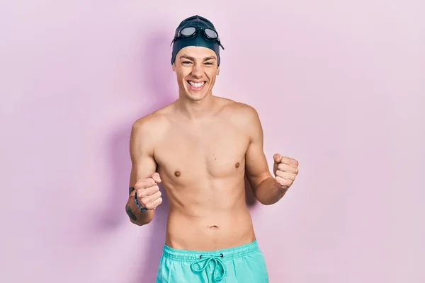 Giovane Uomo Ispanico Indossa Costumi Bagno Occhiali Nuotatore Eccitato Successo — Foto Stock