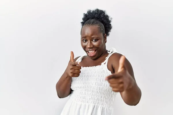 Jeune Femme Africaine Debout Sur Fond Blanc Isolé Pointant Les — Photo